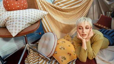 Emma Chamberlain con una colección de hogar junto a West Elm