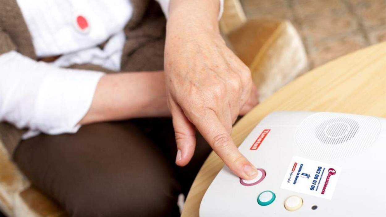 Una usuaria utilizando el aparato comunicador de teleasistencia de Castilla La Mancha. JCCM.