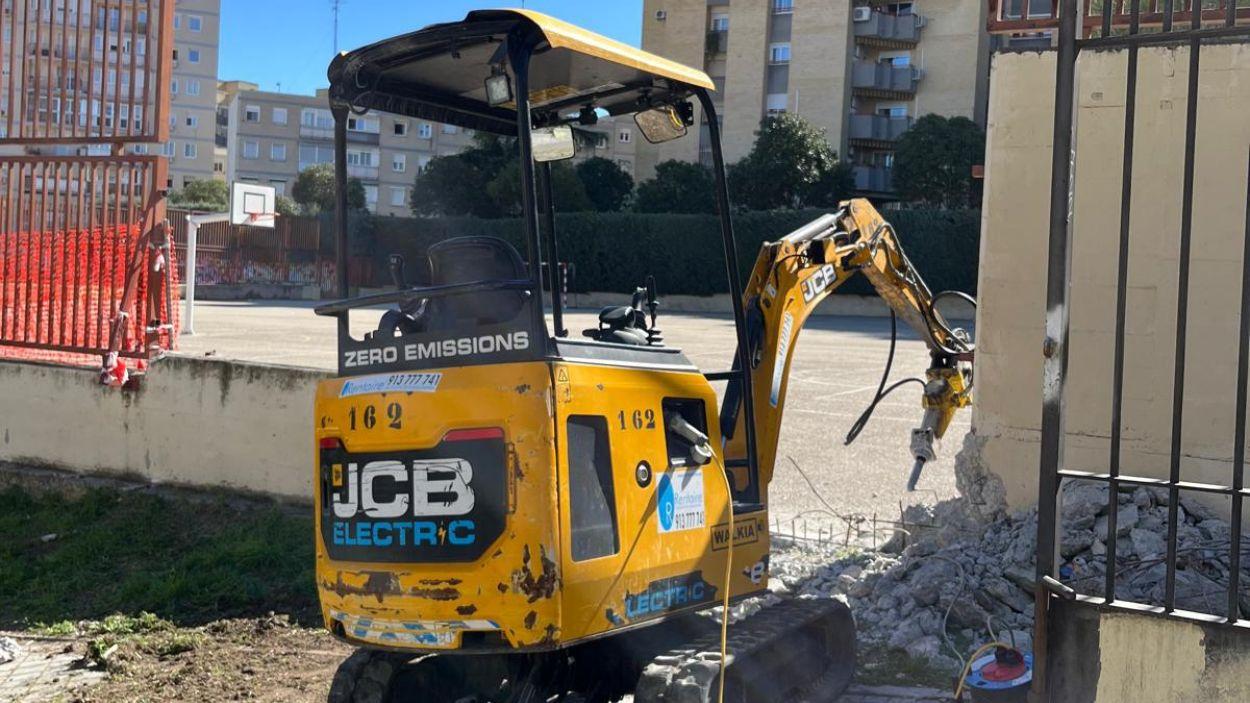 Excavadora iniciando las obras en el CEIP Amadeo Vives de Aluche. PSOE Latina.