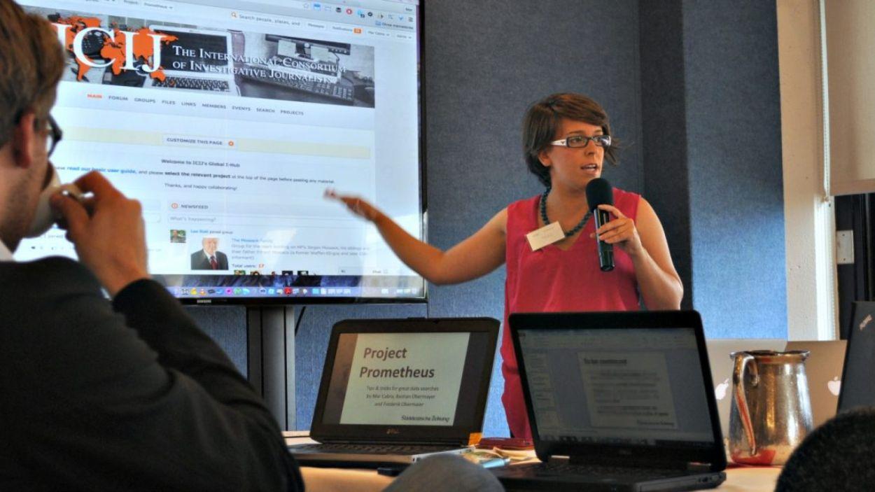 Mar Cabra en una reunión del Consorcio Internacional de Periodistas, analizando los Papeles de Panamá