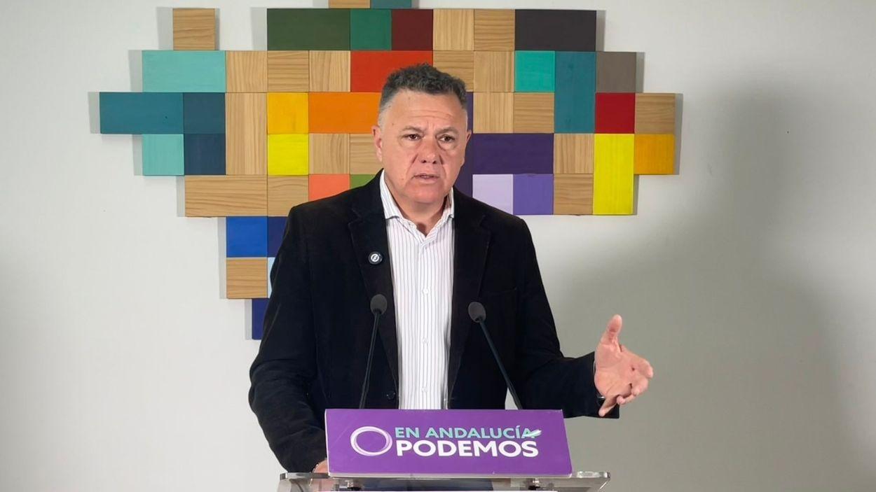 El candidato de Podemos Andalucía a la Presidencia de la Junta, Juan Antonio Delgado, en rueda de prensa. EP.