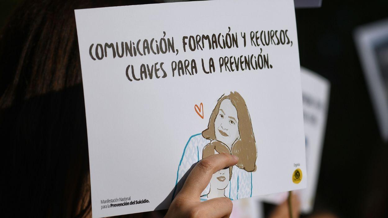 Una persona sostiene un cartel durante la manifestación nacional en el marco del Día Mundial para la Prevención del Suicidio. EP.