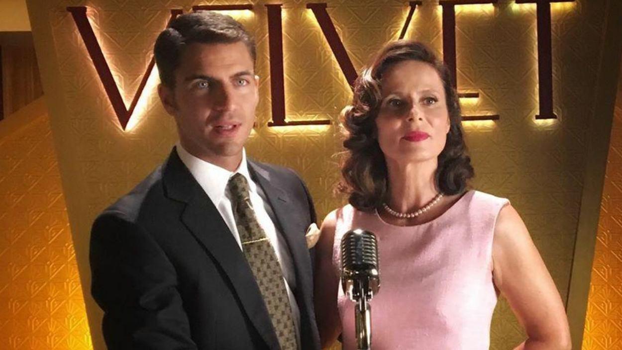 Maxi Iglesias y Aitana Sánchez-Gijón en una escena de 'Velvet'