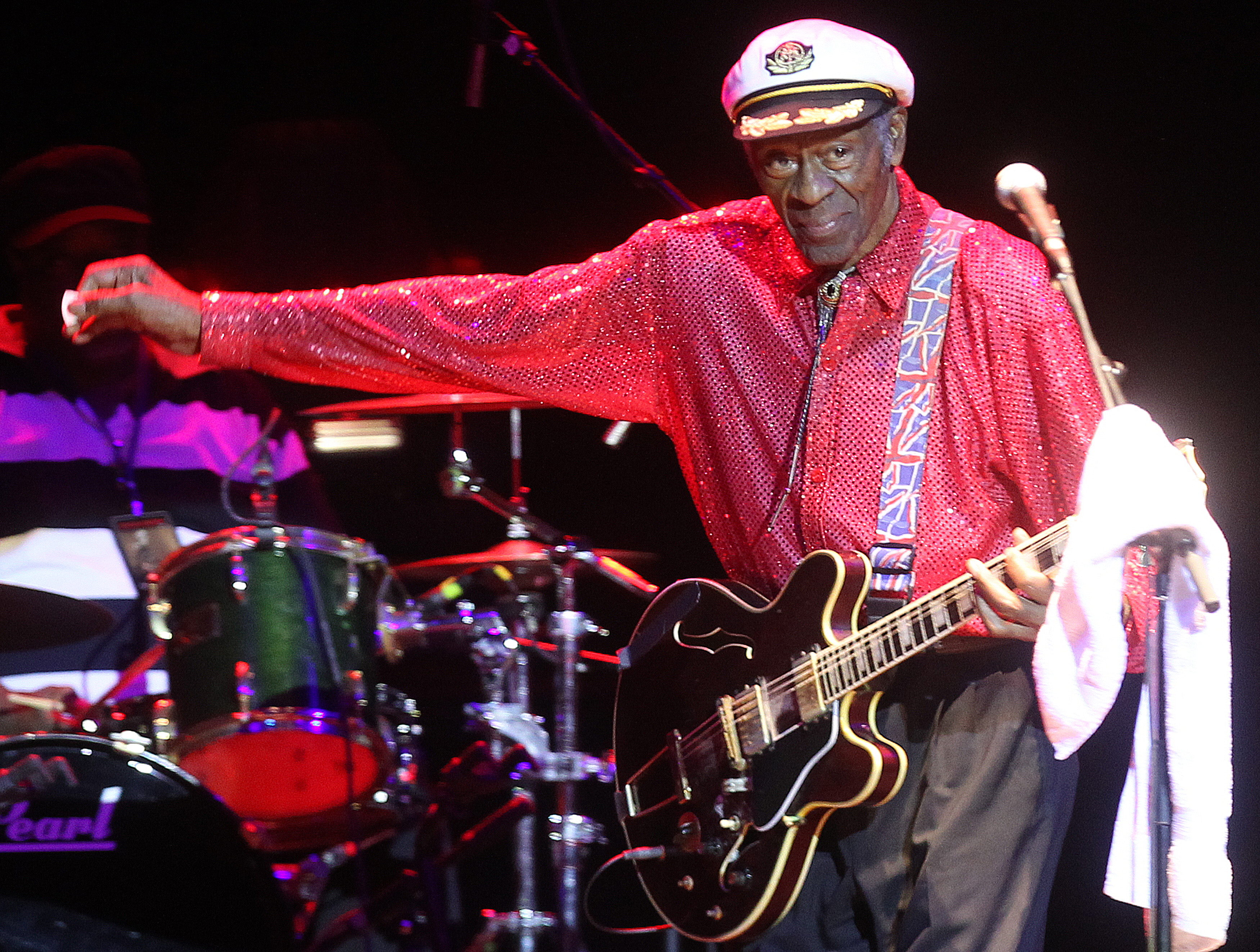 Chuck Berry, leyenda y fundador del rock, durante un concierto en 2013 en Santiago de Chile