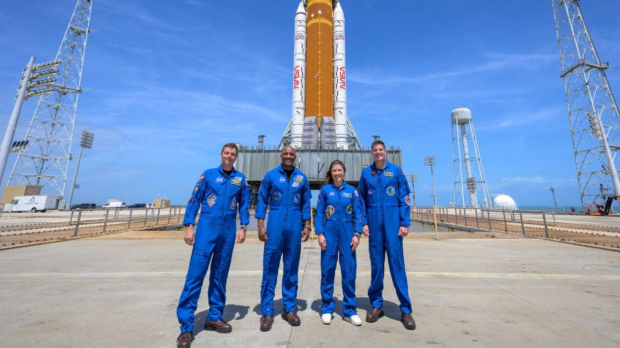 Los astronautas de la misión Artemis 2 posan frente al propulsor espacial