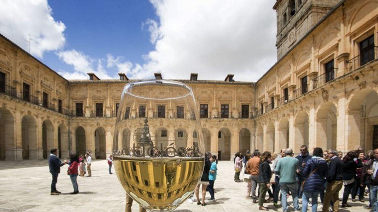 Un brindis en el claustro de Uclés