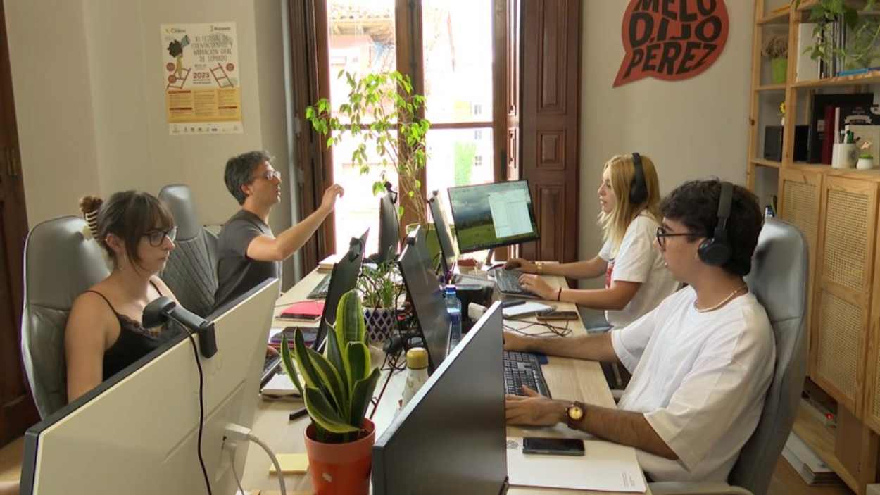 Varios beneficiarios del programa 'Campus Rural' haciendo prácticas en un pequeño ayuntamiento. RPTA.