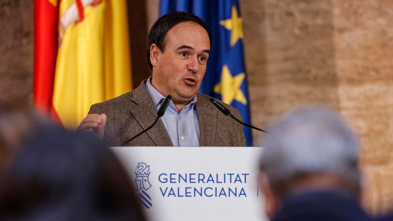  El PSPV recuerda que la pareja de Pérez Llorca ya fue enchufada en un Ayuntamiento del PP en 2008. EP.