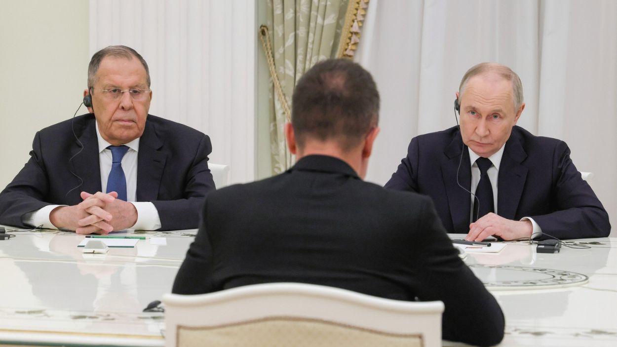 El presidente ruso Vladimir Putin (derecha) y el ministro de Asuntos Exteriores Sergey Lavrov (izquierda) se reúnen con el ministro de Asuntos Exteriores húngaro Peter Szijjarto en el Kremlin. Foto: /Kremlin/dpa,