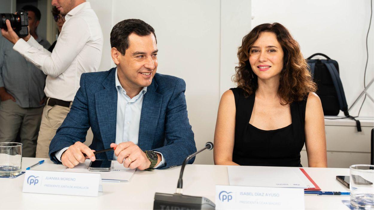 El presidente de la Junta de Andalucía, Juanma Moreno y la presidenta de la Comunidad de Madrid, Isabel Díaz Ayuso, durante una reunión / Archivo EP
