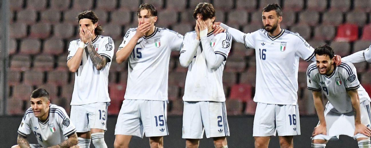 Los jugadores italianos tras perder en la tanda de penaltis