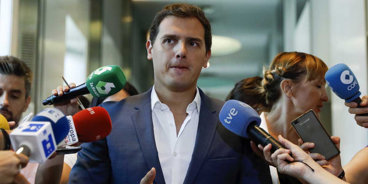 El líder de Ciudadanos, Albert Rivera, en declaraciones en los pasillos del Congreso