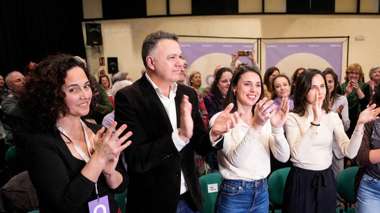 La secretaria general de Podemos, Ione Belarra, (d) junto a la eurodiputada de Podemos, Irene Montero, (d) durante un acto público en el Centro Cívico Cerro del Aguila, a 7 de marzo de 2025. EP.