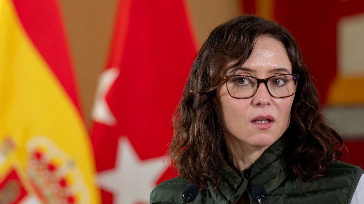 La presidenta de la Comunidad de Madrid, Isabel Díaz Ayuso, atiende a los medios tras la reunión del Consejo de Gobierno, en el Ayuntamiento de Morata de Tajuña. EP.