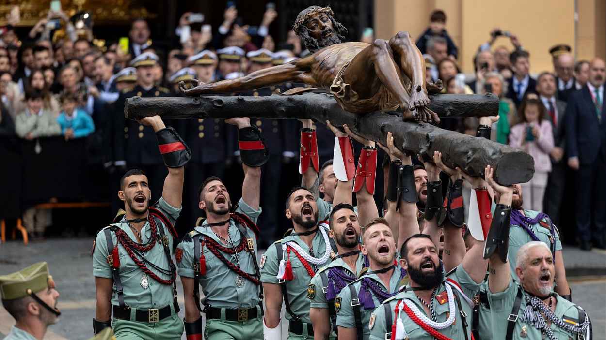 Traslado del Cristo de Mena por la Legión (RTVE)