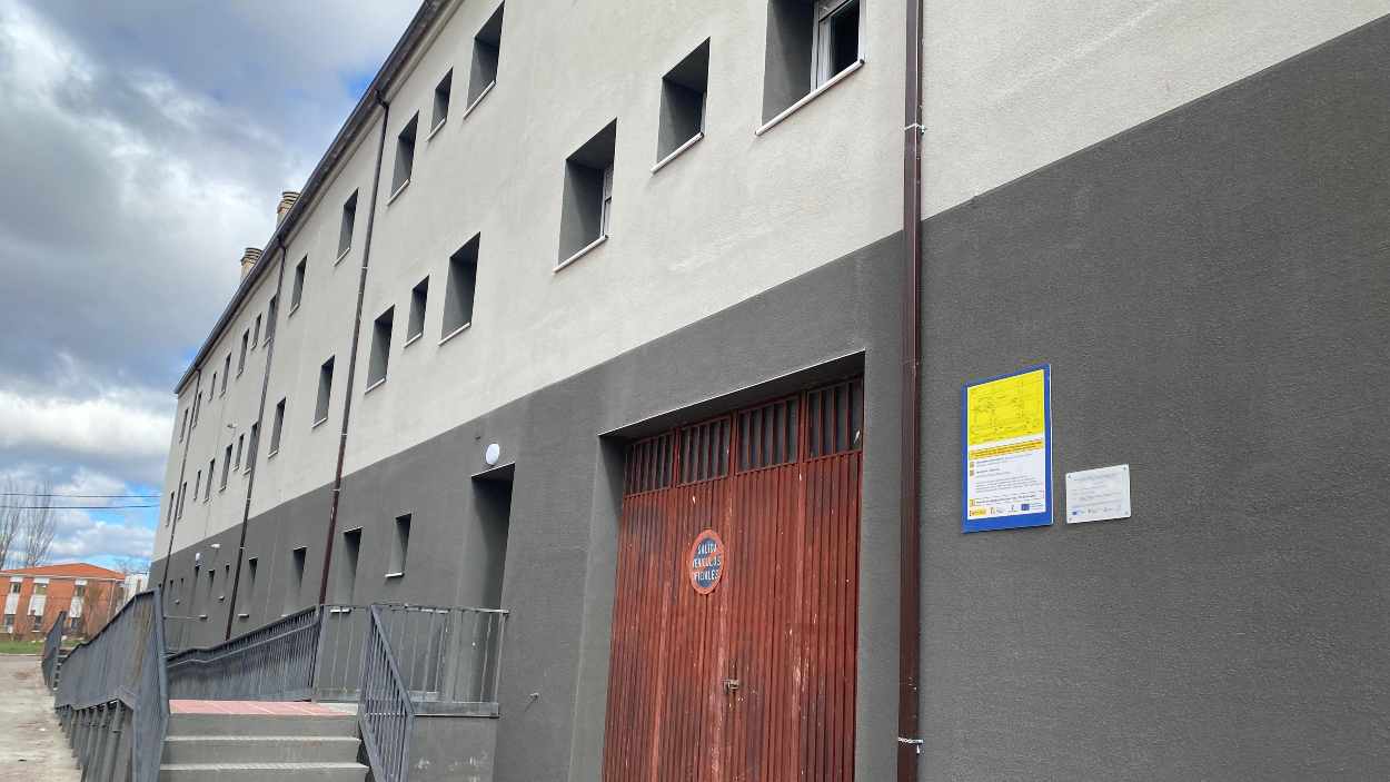 Un bloque de viviendas en estado de rehabilitación en Molina de Aragón (Guadalajara). JCCM.