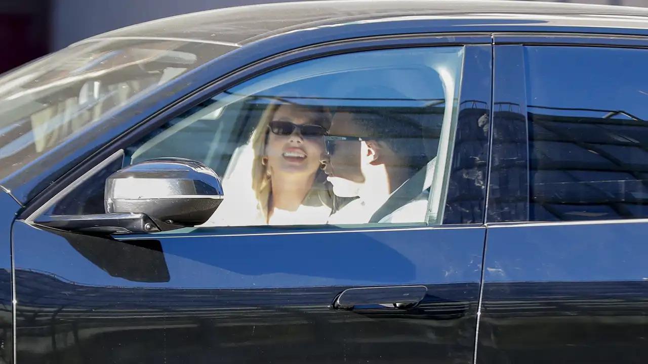 Ester Expósito y Kylian Mbappé en el interior de un coche en Madrid (Europa Press)