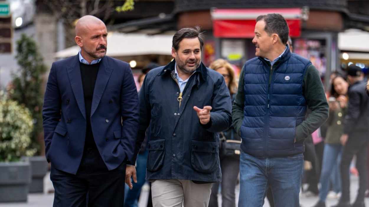El líder del PP de Castilla-La Mancha, Paco Núñez, junto al vicesecretario del PP, Jaime de los Santos, y el alcalde de Toledo, Carlos Velázquez. PP C-LM.
