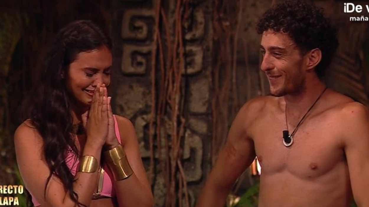 La presentadora de ‘Supervivientes’, María Lamela, visiblemente afectada tras conocerse el abandono obligatorio de Alberto Ávila. Telecinco.