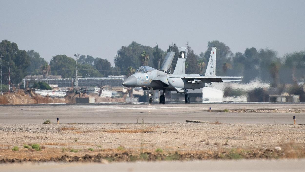 Un avión F-15E en una base aérea desconocida. EP
