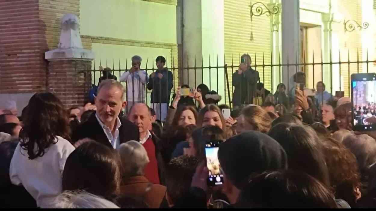 Los Reyes junto a la princesa Leonor y la infanta Sofía acuden a la procesión del Silencio en Carabanchel Bajo.