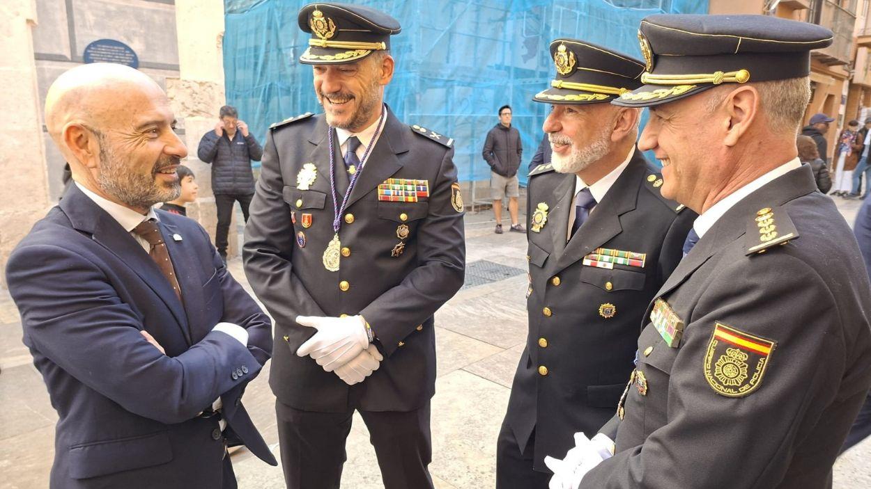 El subdelgado del Gobierno en Málaga, Javier Salas, junto a oficiales de la Policía Nacional. Europa Press.