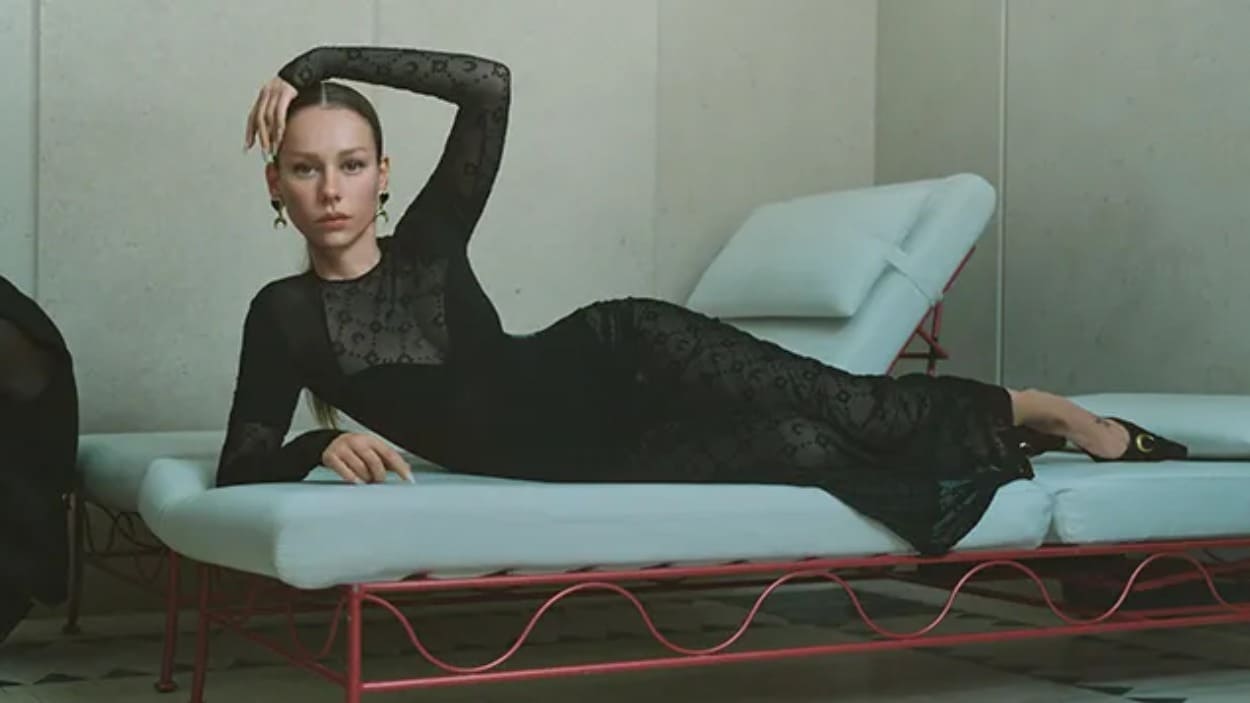 Ester Exposito segunda parte de la campaña de Marine Serre. Cortesía de Marine Serre