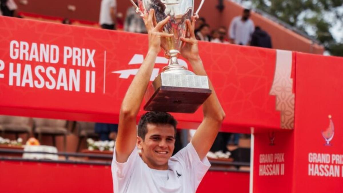 Rafa Jódar levantando el título de campeón| ATP