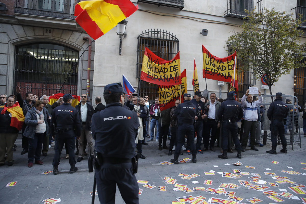 Varias decenas de personas con enseñas de Falange a las puertas del Ateneo de Madrid esperando al expresidente de la Generalitat catalán Artur Mas