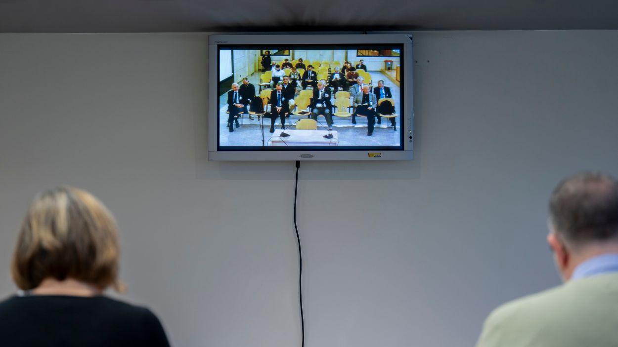 Pantalla en la sala de prensa con la retransmisión del primer día del juicio de la Operación Kitchen, en la Audiencia Nacional. EP.
