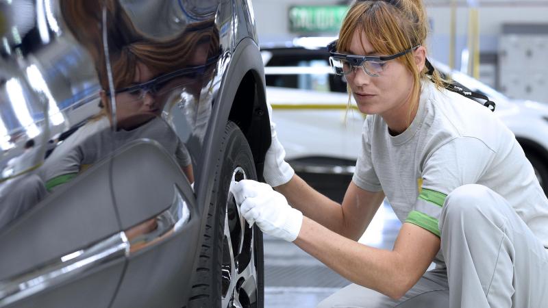 Trabajadora en una fábrica de Renault