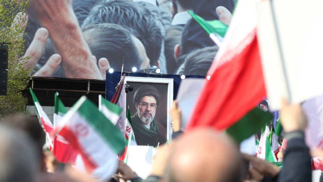 Manifestantes iraníes con pancartas del nuevo líder de los ayatolás, Mojtaba Jamenei. EP.