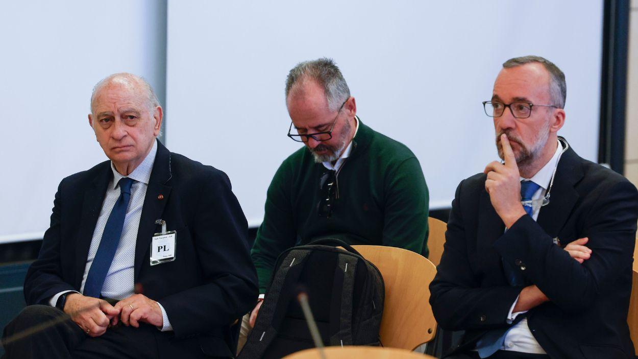 El exministro del Interior Jorge Fernández Díaz (i) y su número dos, Francisco Martínez (d), durante el primer día del juicio de la Operación Kitchen. EP.