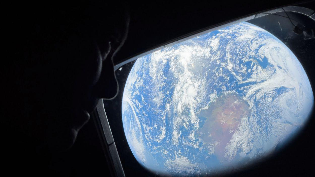 El astronauta Reid Wiseman observa desde la cabina Orión el Planeta Tierra en la misión hacia la Luna a bordo de Artemis II. EP.