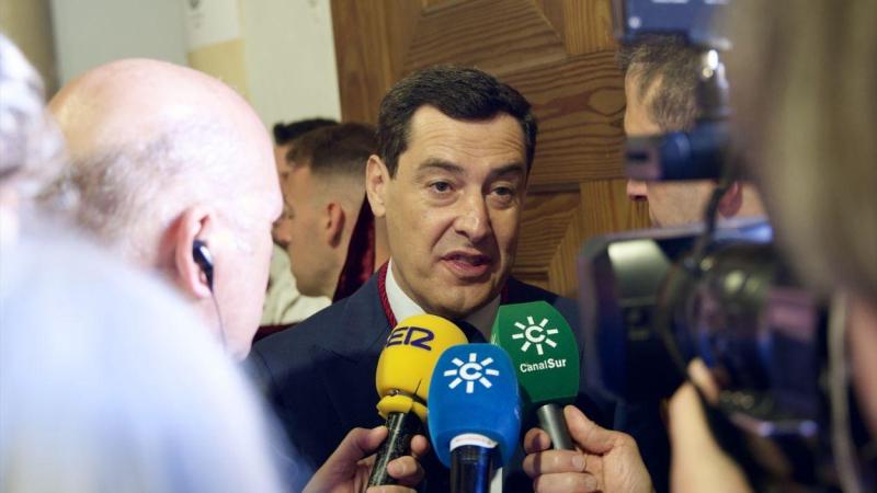 El presidente de la Junta de Andalucía, Juanma Moreno, atiende a los medios antes de acompañar a la hermandad del Cerro del Águila en su estación de penitencia / EP El presidente de la Junta de Andalucía, Juanma Moreno, atiende a los medios antes de acompañar a la hermandad del Cerro del Águila en su estación de penitencia / EP