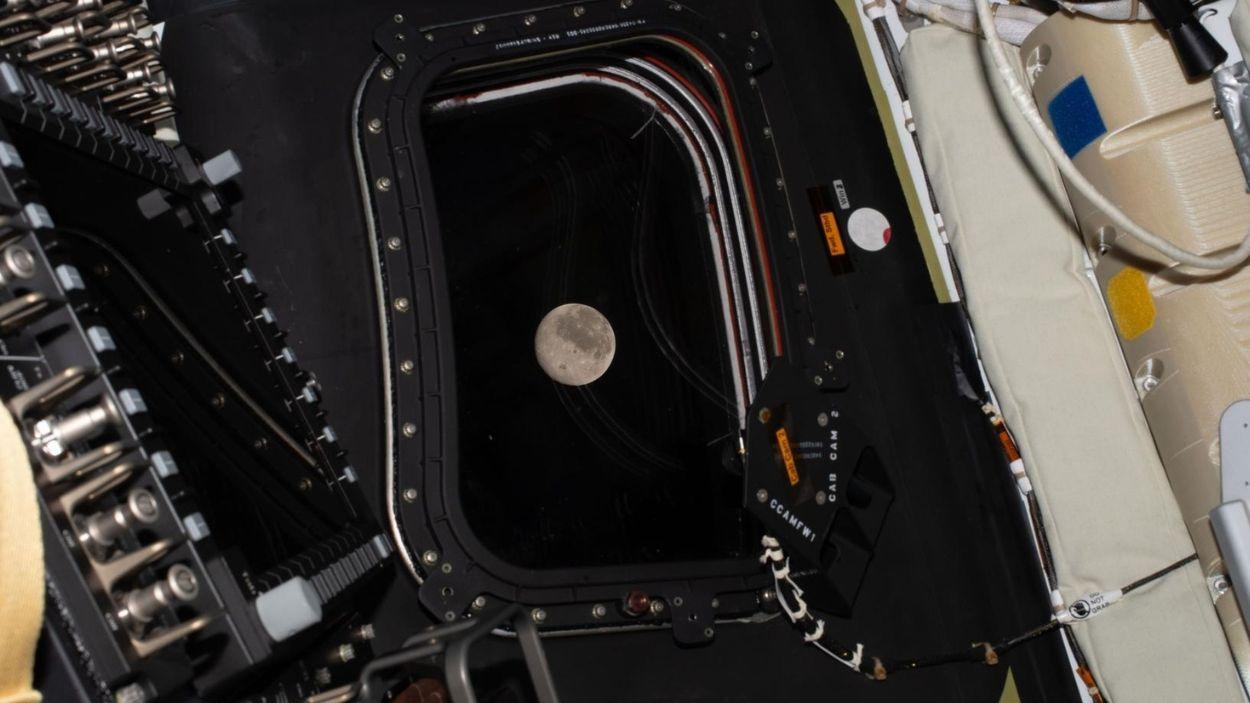 La misión Artemis II observa a lo lejos la Luna en su travesía hacia la cara oculta del satélite