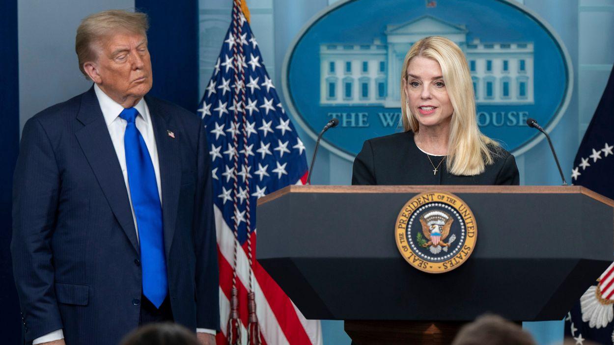 Pam Bondi y Donald Trump en una rueda de prensa