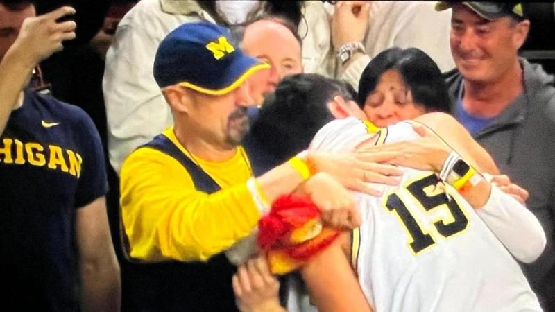 El emotivo abrazo entre Aday y sus padres