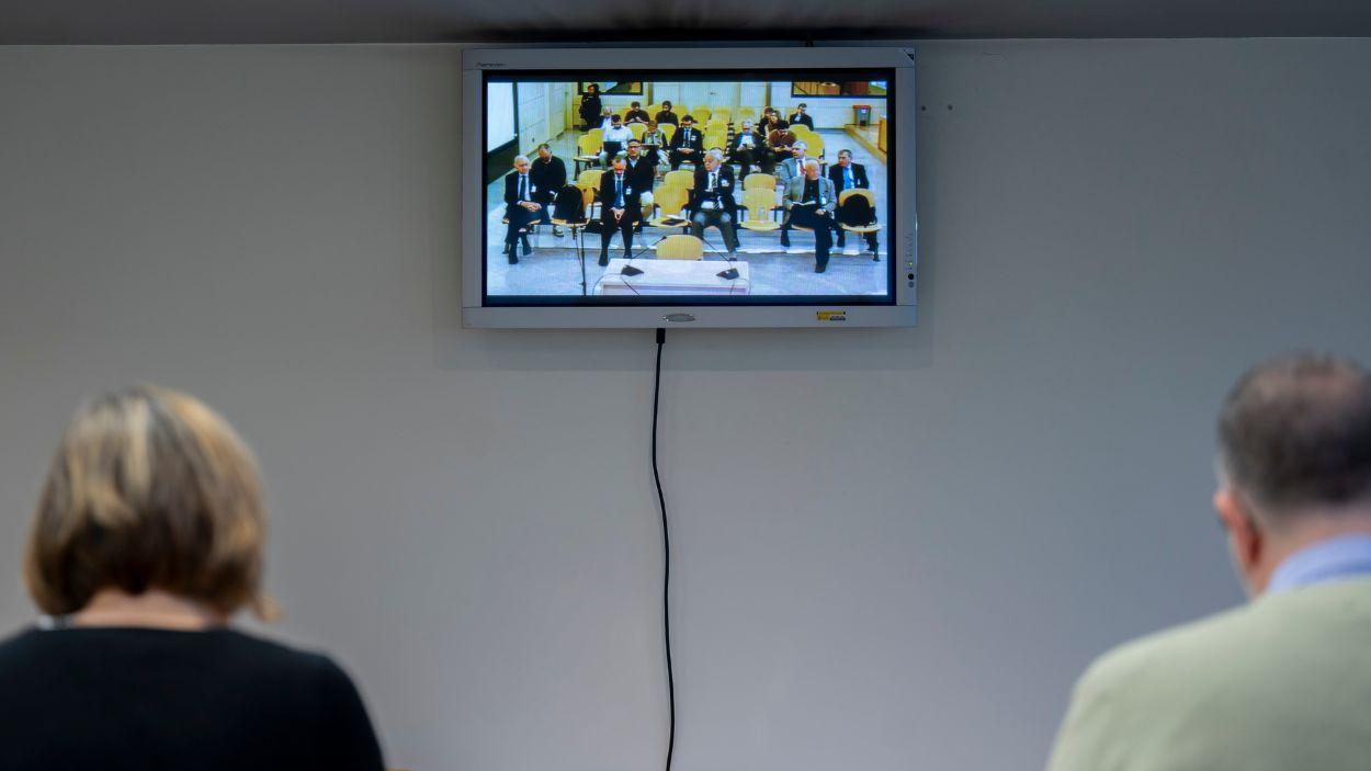 Juici Pantalla en la sala de prensa con la retransmisión del primer día del juicio de la Operación Kitchen, en la Audiencia Nacional. EP.