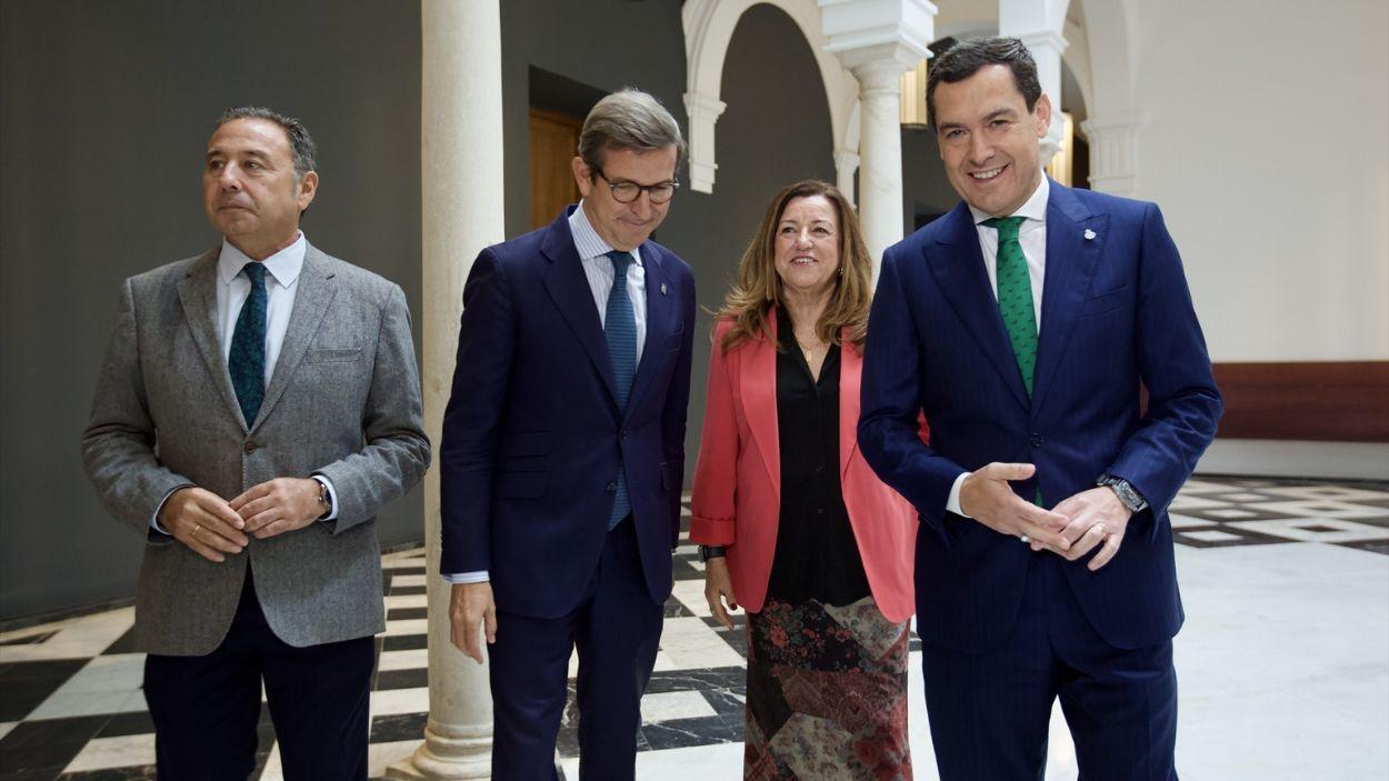 El presidente de la Junta de Andalucía, Juanma Moreno (1d), saluda a la consejera de Desarrollo Educativo y Formación Profesional, María del Carmen Castillo / EP
