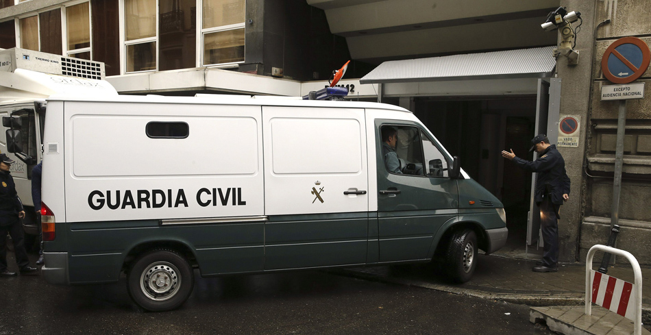 Un furgón de la Guardia Civil entra en el garaje de la sede de la Audiencia Nacional