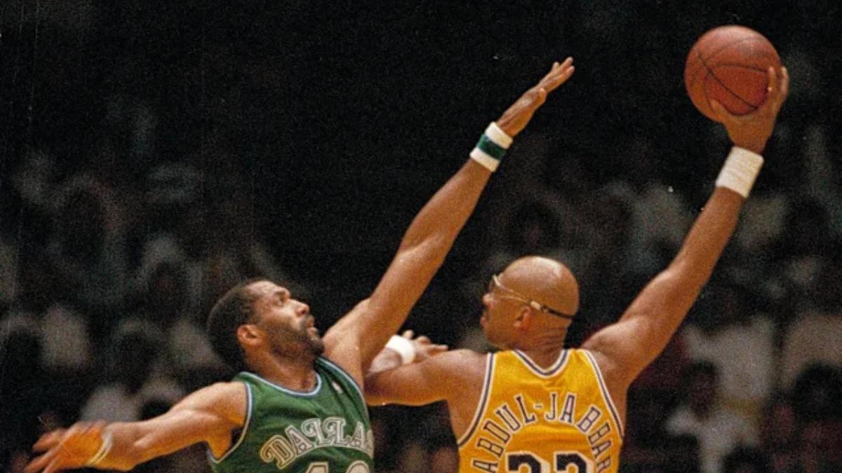 Kareem realizando su movimiento insignia| NBA