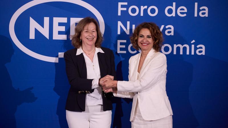 Candidata del PSOE-A a la Presidencia de la Junta, María Jesús Montero, y la exdiputada socialista, Carmen Romero, en el Foro Nueva Economía 