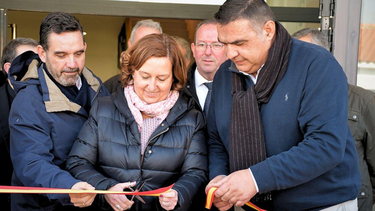 Manuel Zamarreño (PP), derecha, alcalde de Yunclillos, junto a Concepción Cedillo, presidenta de la Diputación de Toledo. Archivo.