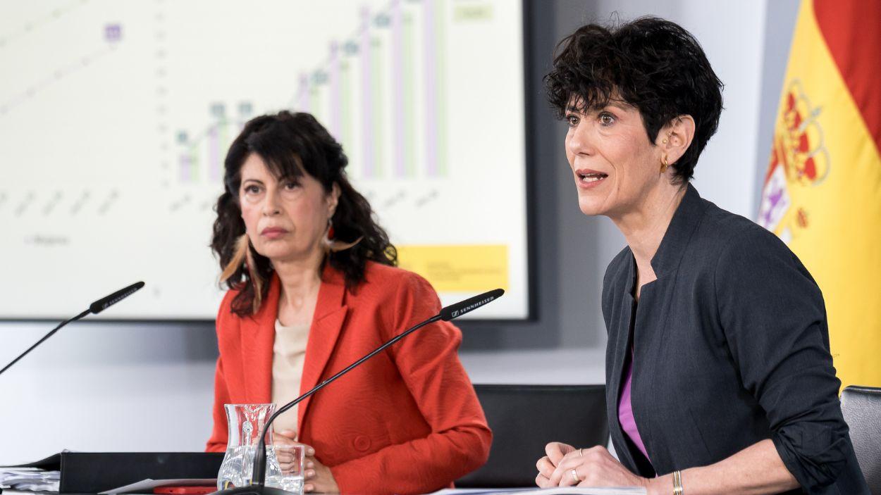 (I-D) La ministra de Igualdad, Ana Redondo, y la ministra de Inclusión, Seguridad Social y Migraciones de España, Elma Saiz, durante una rueda de prensa tras el Consejo de Ministros, en el Palacio de La Moncloa. EP.