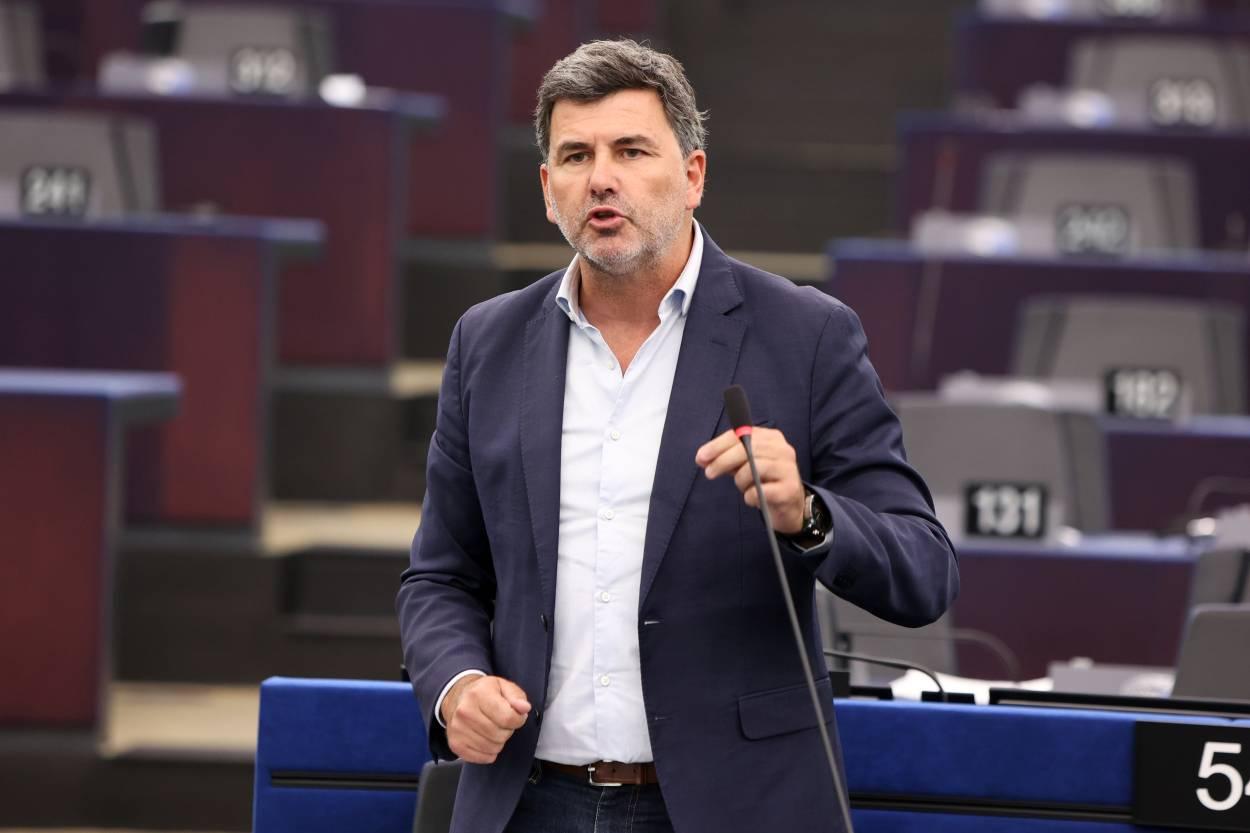 El eurodiputado socialista Nicolás González Casares durante una intervención en el Parlamento europeo (Foto: Europa Press).