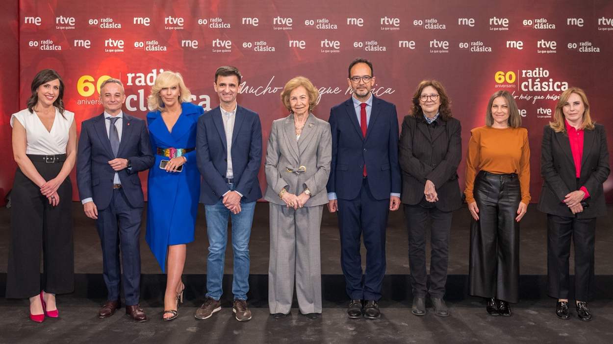 Imagen de la visita de la Reina Sofía a RTVE
