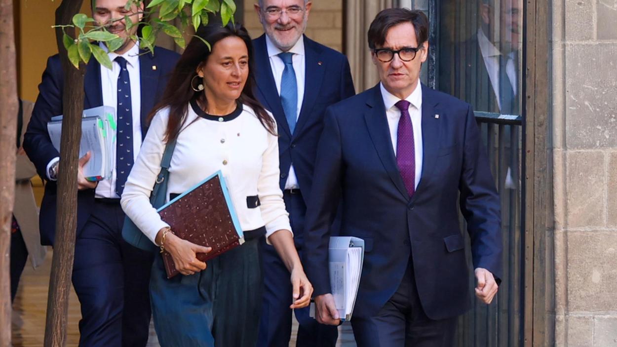El presidente de la Generalitat, Salvador Illa, y la consellera de Educación, Esther Niubó, en el Palau de la Generalitat, a 7 de abril de 2026. RUBÉN MORENO - GOVERN