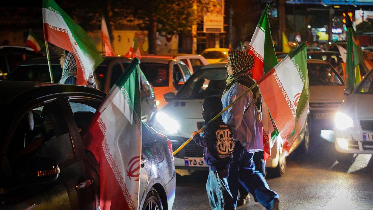 Una madre y su hija caminan por las calles de Teherán. EP/Archivo.