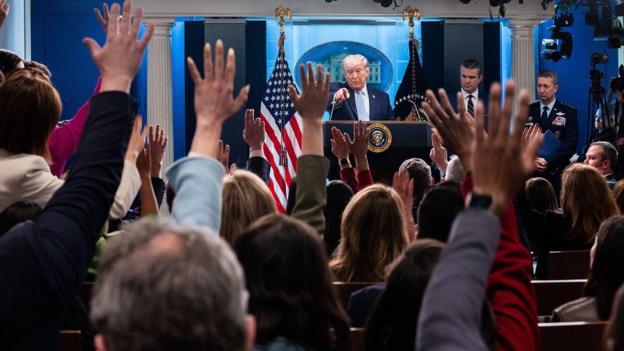 El presidente de los Estados Unidos, Donald J. Trump, se dirige a los periodistas durante una conferencia de prensa en la Sala de Prensa James Brady de la Casa Blanca en Washington. EP.